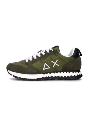 Zapatillas de ante verde con cordones blancos, acentos negros y suela de goma con patrón en zigzag para mayor tracción. Símbolos geométricos blancos en los laterales.