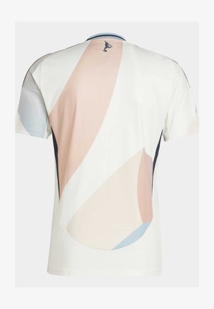 Korte mouw shirt in zachte witte stof, met abstracte pastelvormen in roze, blauw en marineblauw en een klein logo op de bovenrug.