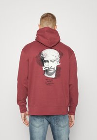 274 STATUE HOOD - Camisola - red