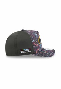 Schwarze Kappe mit einem bunten Spritzdesign auf dem Schirm, versehen mit einem gelben Logo und einem Seitenpatch mit der Aufschrift "CRUCIAL CATCH INTERCEPT CANCER."