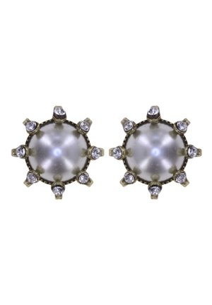 Okrągłe perłowe kolczyki z ośmioma małymi, przezroczystymi kamieniami równomiernie rozmieszczonymi wokół każdej perły, osadzone w metalowej oprawie w kolorze złota.
