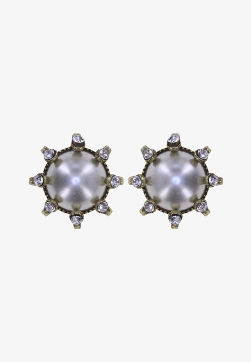 Boucles d'oreilles en perles rondes ornées de huit petites pierres précieuses claires réparties uniformément autour de chaque perle, montées sur métal de couleur or.
