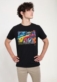 Sort bomulds t-shirt med et farverigt graphic print af vintage biler i blå, gul, rød og orange. Korte ærmer, rund hals design.