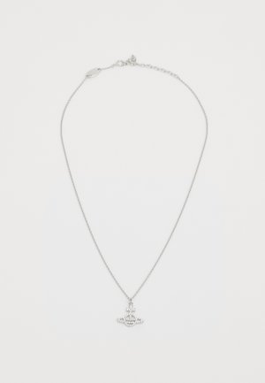Colar de prata com uma corrente delicada, apresentando um pendente em forma de coroa, adornado com pequenos destaques brilhantes.