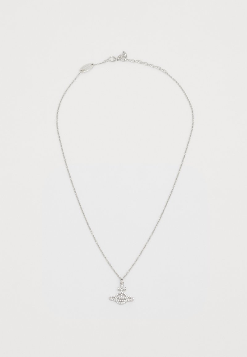 Ασημί κολιέ με λεπτή αλυσίδα, που διαθέτει ένα μ pendant σχήματος κορώνας, στολισμένο με μικρές λαμπερές λεπτομέρειες.