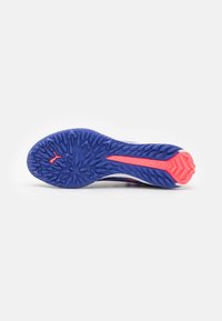 Semelle de chaussure en caoutchouc bleu avec des accents roses. Dispose d'un motif texturé pour l'adhérence et d'un design épuré pour la performance.