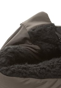 Schwarzes, mit Fleece gefüttertes Inneres eines braunen, glatten Stoffaußenmaterials mit einem Überklappdesign oben und einem Reißverschlussdetail.