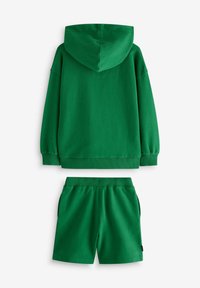 Grön huvtröja och matchande shorts-set. Gjord av mjukt tyg, har huvtröjan en huva och ribbade ärmslut, medan shortsen har ett elastiskt midjeband.