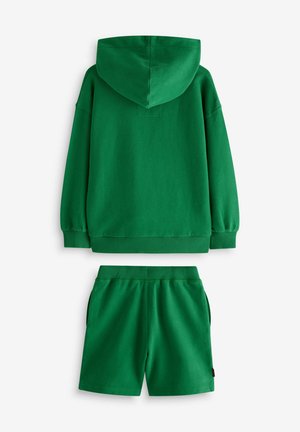 Grön huvtröja och matchande shorts-set. Gjord av mjukt tyg, har huvtröjan en huva och ribbade ärmslut, medan shortsen har ett elastiskt midjeband.
