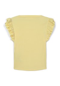 Top giallo a maniche corte con costine, caratterizzato da dettagli a volant sulle spalle e un orlo dritto. Il tessuto sembra morbido e leggero.
