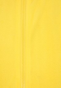 Gelbe Fleecejacke mit zentralem Reißverschluss, die eine weiche Textur und eine glatte Oberfläche aufweist. Keine Muster oder Akzente sichtbar.