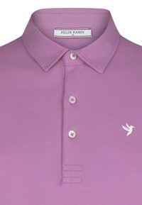 Polohemd in helllila, aus strukturiertem Stoff, mit einem Kragen mit drei Knöpfen und einer kleinen weißen Kolibri-Stickerei auf der Brust.