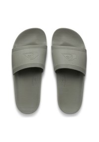 Γκρι λαστιχένια σανδάλια με φαρδιά λουριά που φέρουν λογότυπο. Η υφή είναι ομαλή με διακριτικές γραμμές στη σόλα και τα λουριά.