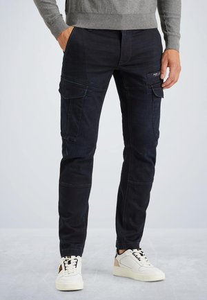Donkerblauwe cargobroek van denim, voorzien van meerdere zakken, een rechte snit en subtiele stikdetails. Draag met witte sneakers.