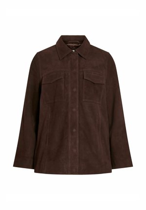 Chaqueta de ante marrón con cierre de botones, cuello clásico y dos bolsillos en el pecho, con un ajuste relajado y mangas largas.