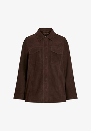 Giacca in pelle scamosciata marrone con chiusura a bottoni, colletto classico e due tasche sul petto, dal taglio rilassato e maniche lunghe.