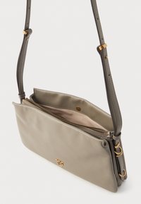 Grauem Leder-Crossbody-Bag mit verstellbarem Tragenriemen, goldenen Beschlägen, Reißverschlusstasche und Druckknopfverschluss, fotografiert vor einem weißen Hintergrund.