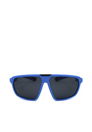 Occhiali da sole sportivi con montatura blu, lenti polarizzate nere e un leggero design avvolgente su sfondo bianco.