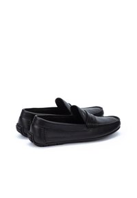 Mocasines de cuero negro con suela plana, punta redondeada y detalles de costura. Diseño sin cordones con una banda decorativa en la parte delantera.