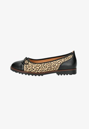 Ballerine avec un bout et un talon en cuir noir, tissu à motifs léopard sur le côté, nœud décoratif noir et semelle en caoutchouc texturée.