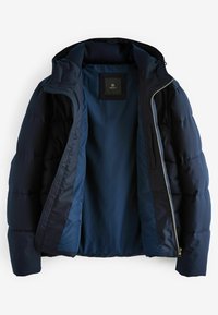 Geacă puffer de culoare bleumarin, cu închidere cu fermoar, glugă atașată și textură matlasată. Interiorul are o căptușeală netedă de culoare bleumarin. Eticheta brandului este vizibilă.