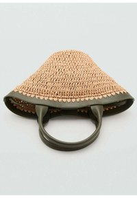 Geflochtene Strohtasche mit olivgrünem, synthetischem Lederbesatz und Griffen; rundes, offenes Design mit einer strukturierten, natürlichen Oberfläche.