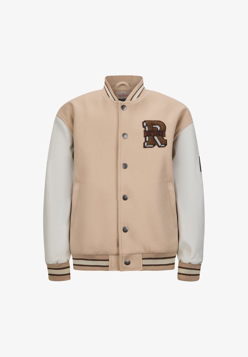 Beige varsityjack met crèmegekleurde leren mouwen, ribgebreide manchetten en halslijn, en een geborduurd letter "R" patch op de borst.