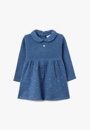 Robe bébé bleue à manches longues avec un col Claudine, un petit bouton en forme de cœur sur la poitrine et un motif floral subtil sur la jupe.