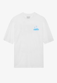 Hvit bomull t-skjorte med et lys blått Moomin-trykk på brystet. Korte ermer og en klassisk rund halslinning. Myk tekstur.