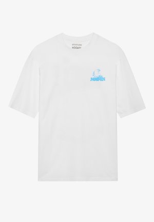 T-shirt de algodão branco com um gráfico Moomin azul claro no peito. Mangas curtas e um decote redondo clássico. Textura suave.