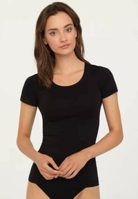 Czarny bodysuit z krótkim rękawem o okrągłym dekolcie, dopasowany krój oraz gładka faktura. Odpowiedni do różnych stylizacji.