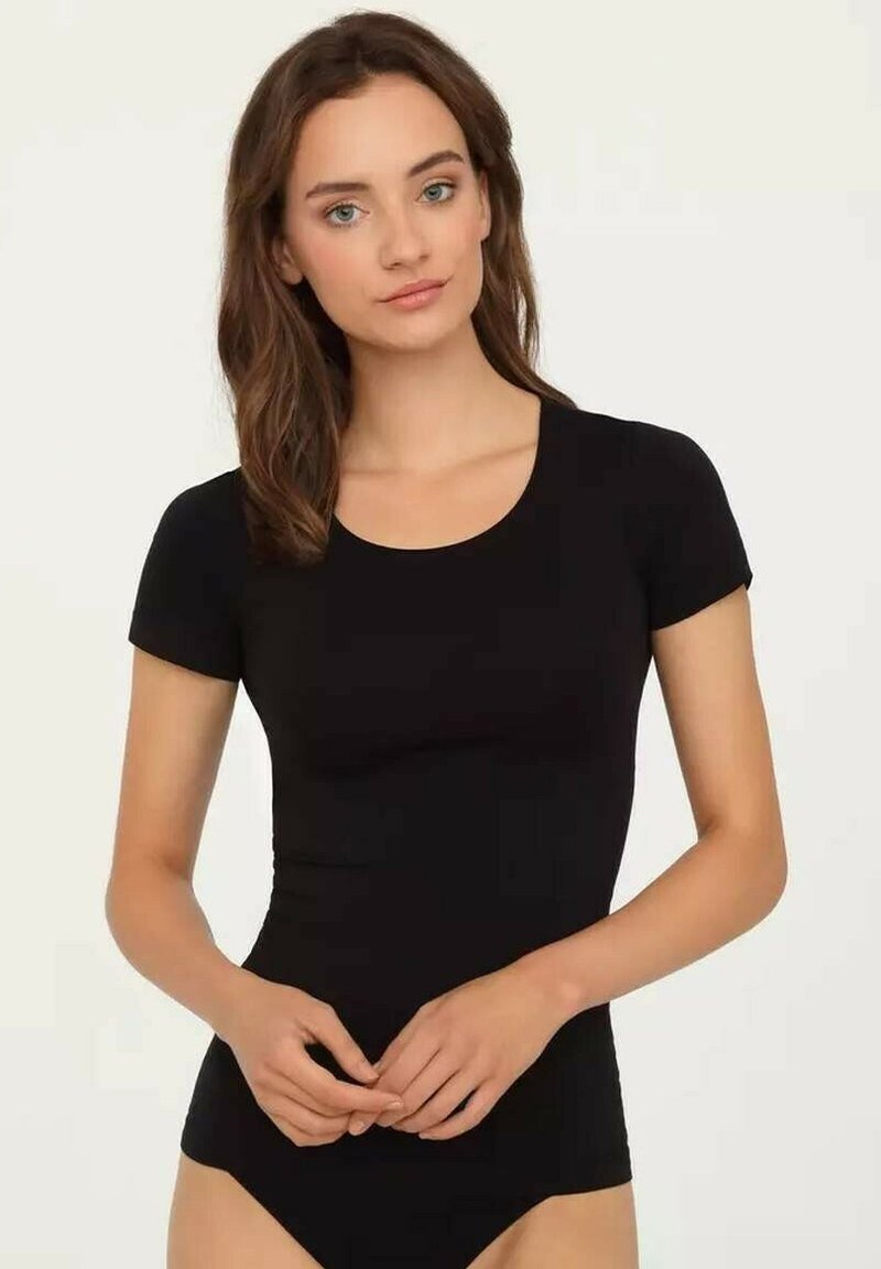 Czarny bodysuit z krótkim rękawem o okrągłym dekolcie, dopasowany krój oraz gładka faktura. Odpowiedni do różnych stylizacji.