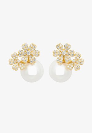 Złote kolczyki w kształcie kwiatów z błyszczącymi przezroczystymi kamieniami, z dużymi białymi perłami zwisającymi poniżej.