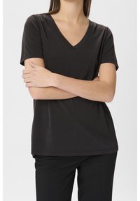 Czarny, krótki rękaw t-shirt z dekoltem w serek, wykonany z gładkiego materiału, z luźnym krojem i prostym wzornictwem, bez wzorów czy ozdób.