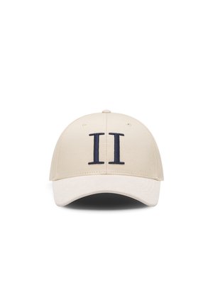 Casquette de baseball beige avec une visière incurvée et un chiffre romain II noir brodé au centre devant.