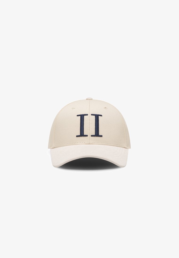 Casquette de baseball beige avec une visière incurvée et un chiffre romain II noir brodé au centre devant.