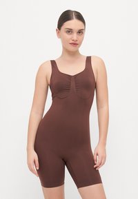 Rudas bodysuit'as su formos pritaikymu, storais petnešėlėmis ir raukinių detale krūtinėje. Pagamintas iš lygaus, elastingo medžiagos.