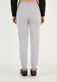 LELA Treniņtērpa apakšdaļas - grey melange