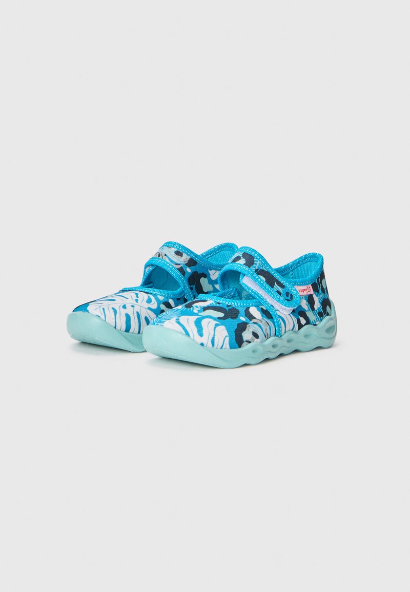 Blaue Kleinkinderschuhe mit Tierdruck, weichen Sohlen und Klettverschlüssen, vor einem schlichten hellen Hintergrund.