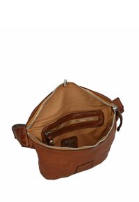Sac bandoulière en cuir marron avec un haut zippé, des poches intérieures et une texture lisse. Dispose d'une doublure en tissu beige et de matériels en métal.
