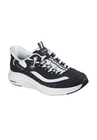 Zapatilla deportiva en blanco y negro con parte superior de malla, cuello acolchado, diseño con cordones y una suela gruesa y contorneada de espuma para mayor comodidad.