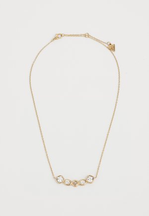 Gouden ketting met vijf verschillende vormen van heldere edelstenen, waaronder ovalen en ronde, gezet in gouden bezels.