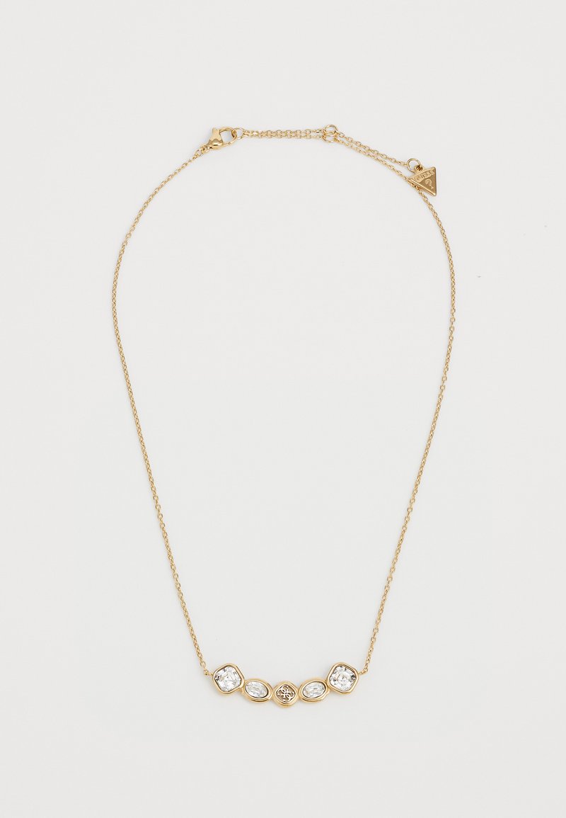 Gouden ketting met vijf verschillende vormen van heldere edelstenen, waaronder ovalen en ronde, gezet in gouden bezels.