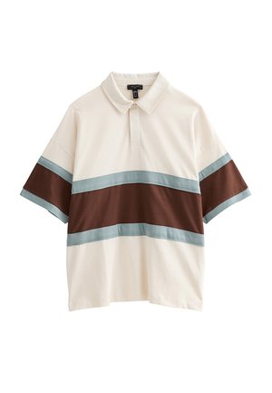 Polo color crema a maniche corte con ampia striscia orizzontale marrone bordata da strisce più sottili azzurro chiaro sul petto e sulle maniche.
