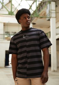 Karl Kani UNISEX SMALL SIGNATURE SPLIT STRIPE TEE - Tricou cu imprimeu - dark grey