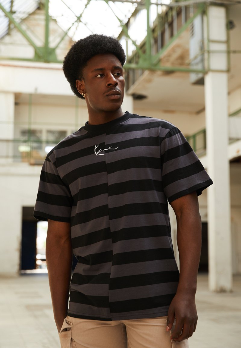 Damen T-Shirts | Karl Kani UNISEX SMALL SIGNATURE SPLIT STRIPE TEE T-Shirt print dark grey/dunkelgrau - GD50506 Damen T-Shirts | Karl Kani UNISEX SMALL SIGNATURE SPLIT STRIPE TEE T-Shirt print dark grey/dunkelgrau - GD50506