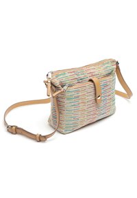 Multifarvet vævet stof crossbody taske med lynlåslukning, brune læderdetaljer, justerbar rem og vandret stribemønster.