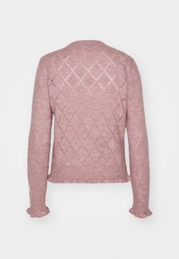 Rückansicht eines rosa Strickpullis mit einem diamantförmigen Spitzenmuster, langen Ärmeln, geripptem Saum und leicht gerüschten Manschetten.