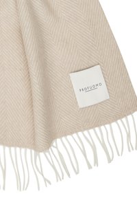 Tessuto beige a spina di pesce con frange bianche, dotato di un'etichetta con il logo "PROFUOMO". La texture morbida e il motivo intrecciato offrono un design sottile.