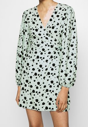 Mintgrünes kurzes Kleid mit schwarzem Spritzmuster, V-Ausschnitt, langen Ballonärmeln und Wickeldesign, mit glatter Textur.